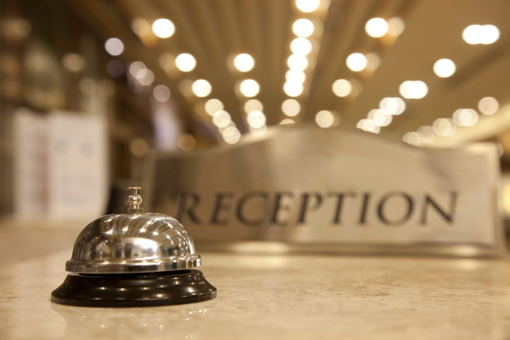 hotel La zona de recepción de un hotel, que es un lugar ideal para repartir ambientadores de coche personalizados con fines de marketing.